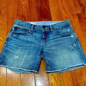 GAP 1996 BOYFRIEND DENIM SHORTS IN SIZE 26/2